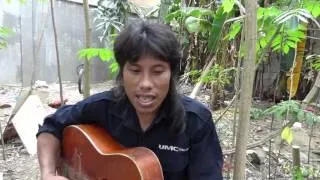 CEBU: FILIPINO CONSTRUCTION WORKER SINGS PLAYS GUITAR LUNCHTIME.
