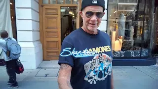 CHAD SMITH SIGNING AN AUTOGRAPH IN LONDON NICE GUY RED HOT CHILI PEPPERS