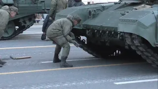 Ремонт танков Т-90М "Прорыв" на репетиции Парада Победы 2022 под руководством правительства Москвы.