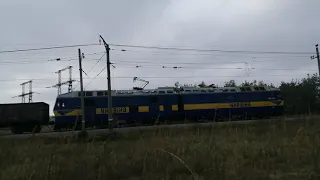 Электровоз ДЕ1-037 с грузовым поездом и с приветливой бригадой на ж/м Северный.