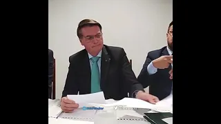 Auxiliar sugere Bolsonaro abordar tema "vacinação obrigatória" durante live, mas ele nega