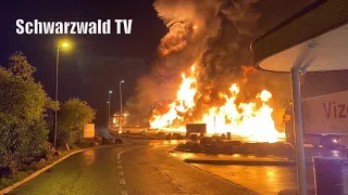 🔥🚒 Zwei Lastwagen explodieren und brennen lichterloh auf Raststätte in Pratteln aus [19.08.2022]