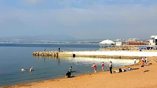 ГЕЛЕНДЖИК... ПО САДОВОЙ К МОРЮ... Пляж Лермонтовский... Купающиеся и ищущий сокровища... 29 октября