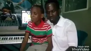 AFRICA Père et fils aveugle avec une voix qui donne des larme