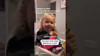 Alice imitando seu próprio vídeo comendo brócolis