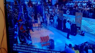 Catador de ferro-velho Impressiona Todos com sua voz . #DomingoShow