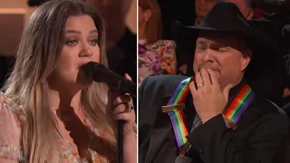 Kelly Clarkson's Emotional Performance Of Garth Brooks' The Dance