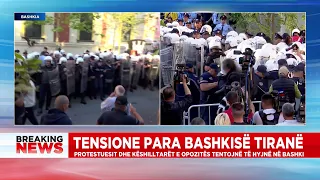 🔴LIVE/ Përplasje para Bashkisë, protestuesit çajnë kordonin e policisë