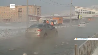 В Красноярске в районе Центрального рынка затопило улицу из-за порыва трубопровода