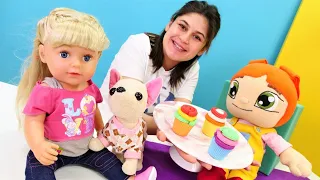 Ayşe oyuncaklar için pasta yapıyor! Hamur ve LEGO oyunları! Ayşe ve Gül ile bebek bakma oyunu