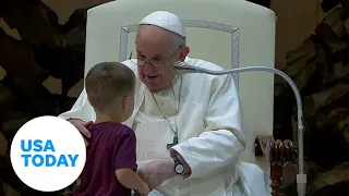 Boy surprises Pope Francis during weekly address | USA TODAY