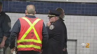 Police: Man fatally struck by subway after fighting on platform