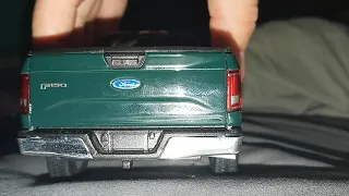 2015 Ford F-150 XL Regular Cab 1:24 Scale Diecast model truck