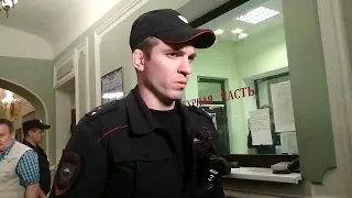 Задержание 25 июня. Друзья пришли поддержать.