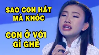 CHƯA TỪNG CÓ TRONG LỊCH SỬ Giám Khảo Lẫn Khán Giả KHÓC NGHẸN NGÀO Vì Cô Bé Vừa Hát Vừa Khóc MỒ CÔI