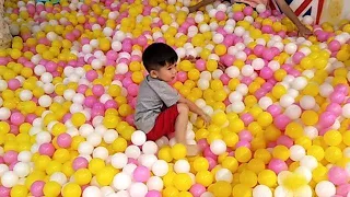 Baby Kids Fun - Kids Playing At Ball Pit Pool 儿童室内游乐场 彩色球池
