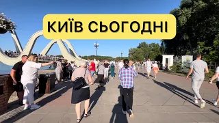 Київ 25.05.2024. Дуже багато людей на мосту хвиля. Пляж на острові Оболонський. Життя в Києві