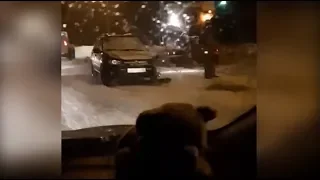 В Ярославле автомобиль такси врезался в снегоуборочную машину
