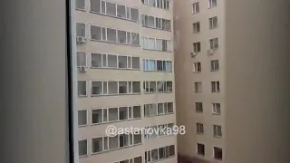 В Астане сосед поймал ребенка, выпавшего с балкона 10 этажа