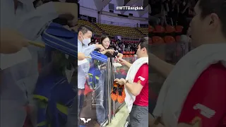 Lucky Liang Jingkun fans getting autographs after his match at #WTTBangkok ✨