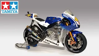 Building TAMIYA YZRM1 09 Full View Fiat Yamaha Team - Valentino Rossi 46 MINIATUR skala 12