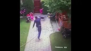 МУЖЧИНА СПАС РЕБЁНКА, НА КОТОРОГО НАБРОСИЛАСЬ УЛИЧНАЯ СОБАКА / A man saved a child from a dog