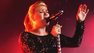 10 Times Kelly Clarkson Forgot She Was Human!