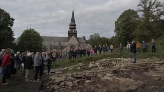 Utgrävningsvisning i Varnhem.  Arkeolog Maria Vretemark berättar  (HD 1080p)
