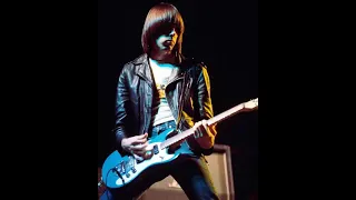 Ramones - Blitzkrieg Bop. (Isolated Guitar Track: Barre Chords and Downstrokes.)