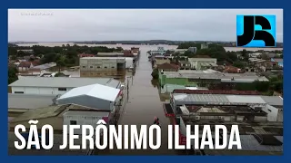Completamente ilhados, moradores recebem água e alimento por paraquedas em São Jerônimo (RS)