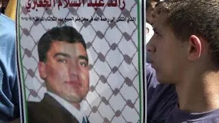 Thousands mourn Palestinian who died in Israeli jail