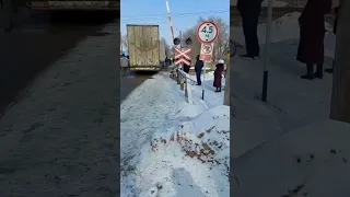 Люди помогли Водителю большегруза. который застрял на переезде..