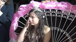 Madre canta a Quinceañera y hace llorar a todos