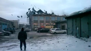 Ветер срывает крышу со здания на ул. Богдана Хмельницкого, 69