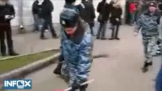 Сотрудник ОМОНа надругался над флагом в Москве