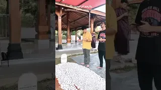 Syakir Daulay sedang berziarah ke makam Ameer Azzikra..