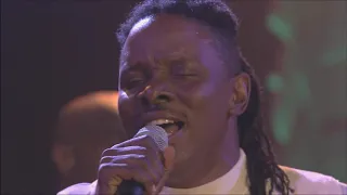Earth wind and fire -  can't hide love (Live)