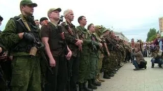 Cérémonie d'investiture de militants pro-Russes à Donetsk