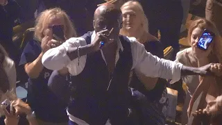 Seal sings "Kiss From A Rose" from the audience, live in Oakland, June 6, 2023 (4K)