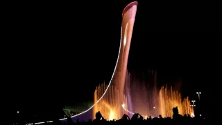 Поющий фонтан у чашы Олимпийского огня в Сочи.