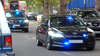 Convoy of 4 unmarked vehicles emergency lights, sirens and bullhorn through London