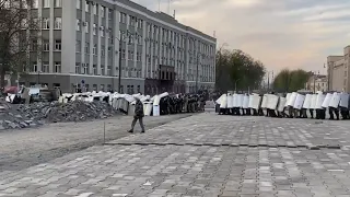 Во Владикавказе протестующие начали забрасывать камнями  ОМОН в форме.