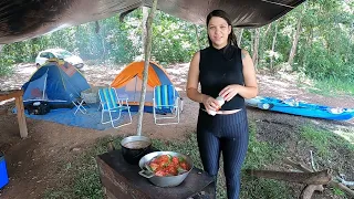 Fizemos moqueca de peixe no nosso acampamento com tucunaré