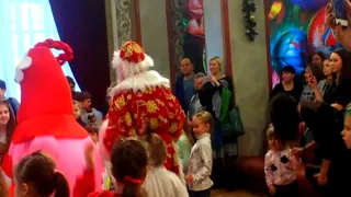Хоровод в театре оперы и балета с Дедом Морозом , Нюшей и поросятами