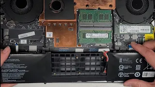 Razer Blade Pro 17 RZ09-02877E92 Disassembly Battery Replacement Repair Quick Look Inside