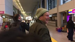 Mads Mikkelsen in and out of the smoking room at Narita airport (Nov 30, 2017)