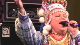 Упитанная женщина поёт на Масленице 2011