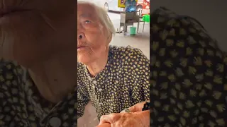 Bà lão  đọc  bài  thơ  con cò