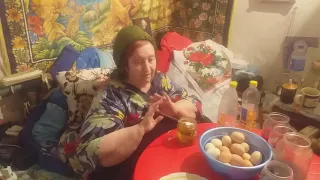 Крашу яйца на пасху, с внучками