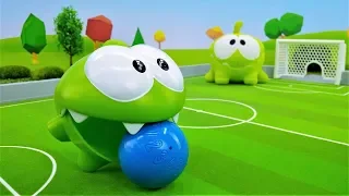 Juguetes de Om Nom juegan al fútbol. Vídeos para niños.